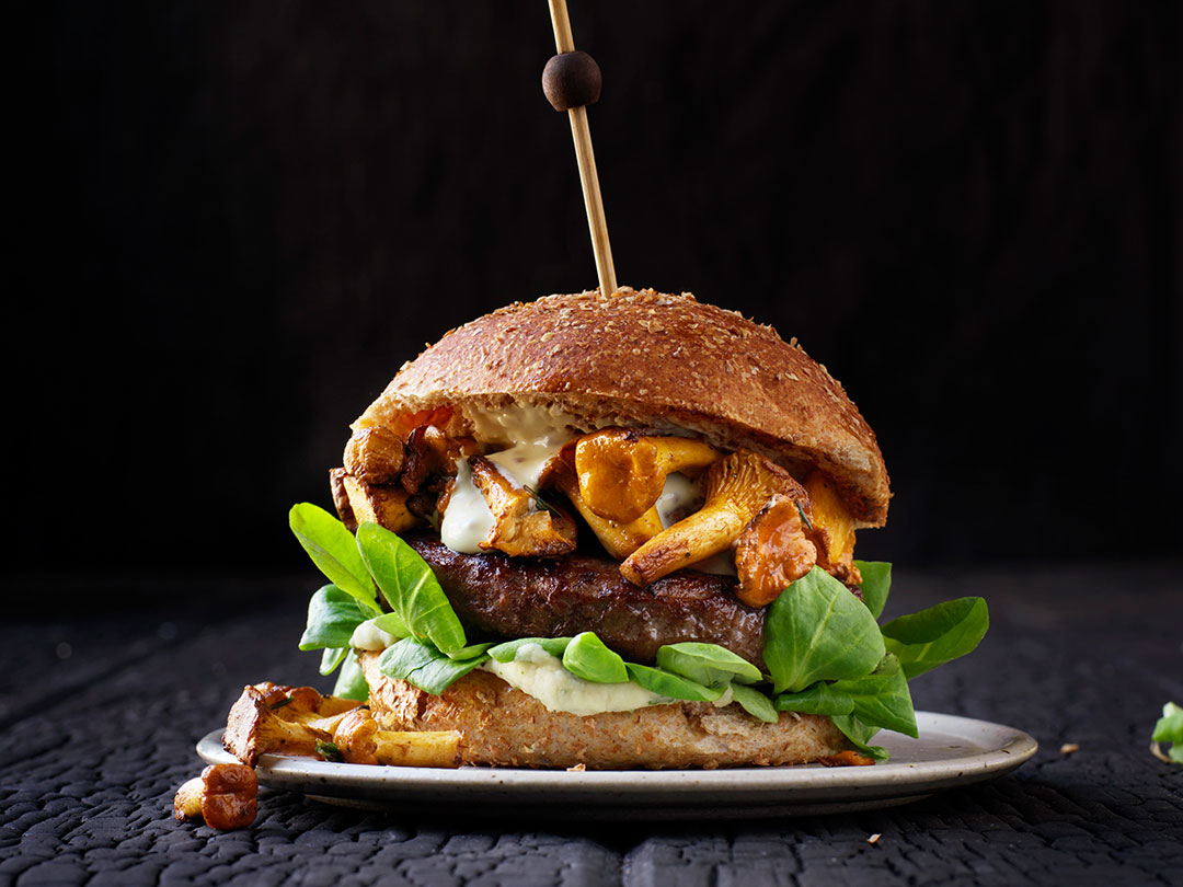 USA Burger with chanterelles